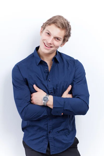 Retrato de um jovem bonito vestindo camisa azul — Fotografia de Stock