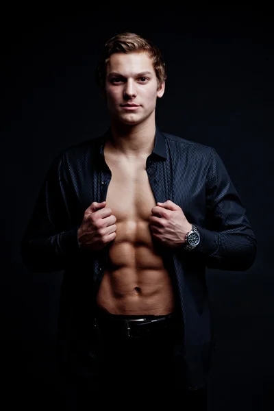 koyu arka plan üzerinde seksi maço adam portresi