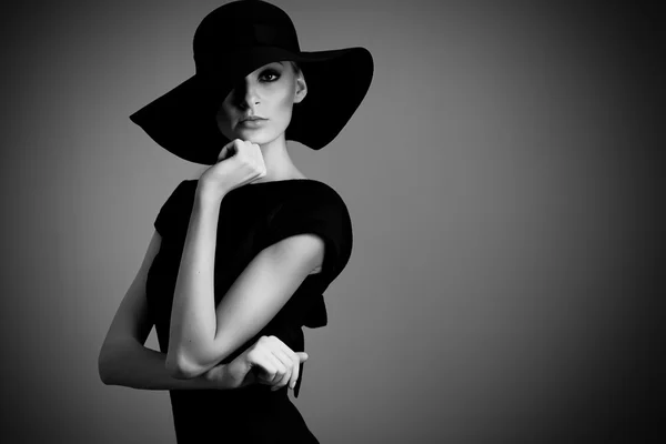 High fashion portrait of elegant woman in black and white hat and dress — Stock Photo, Image