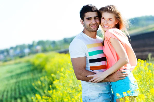 Romántica pareja joven en un campo —  Fotos de Stock