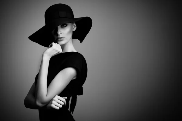 Retrato en blanco y negro de mujer elegante — Foto de Stock