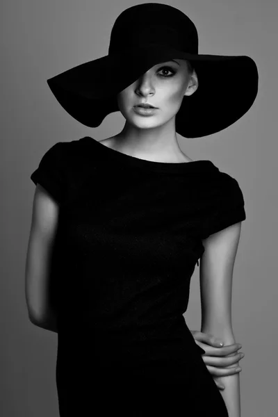 Retrato en blanco y negro de mujer elegante — Foto de Stock
