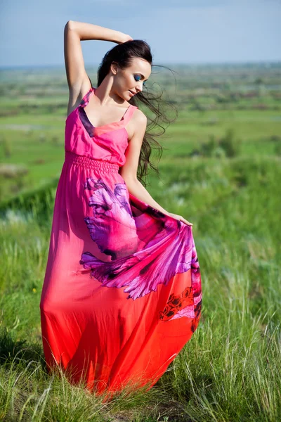 赤いドレスの若い美しい女性の屋外のポートレート — ストック写真