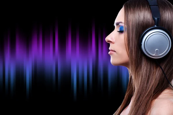 Young DJ woman enjoying the music in the headphones — Stock Photo, Image