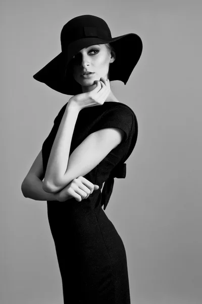 Retrato preto e branco de mulher elegante — Fotografia de Stock