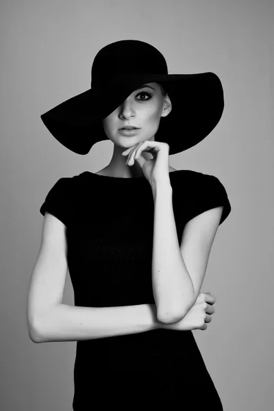 Retrato en blanco y negro de mujer elegante — Foto de Stock