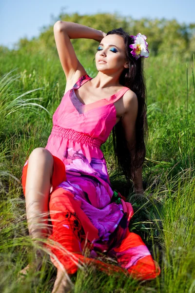 Portrait extérieur de jeune belle femme en robe rouge — Photo