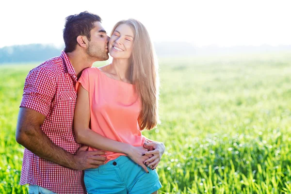 Romántica pareja joven en un campo —  Fotos de Stock