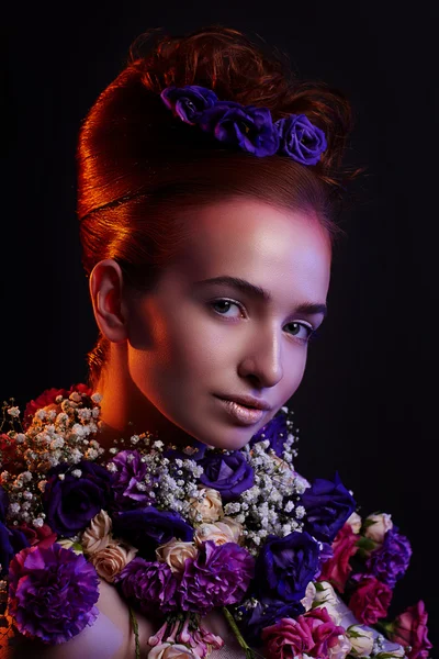 Чувственная женщина с художественным макияжем и цветами — стоковое фото