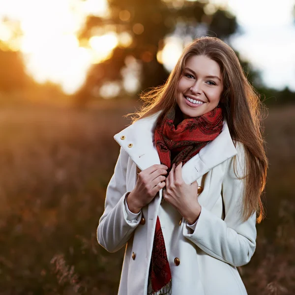 Jonge vrouw in herfst veld portret. — Stockfoto