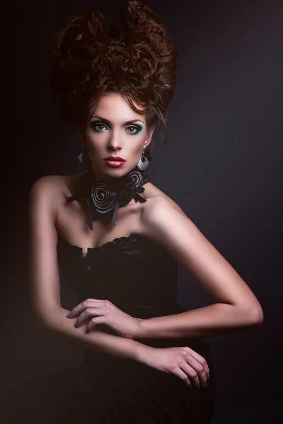 Retrato de alta moda de mulher elegante gótico com visagem artística — Fotografia de Stock