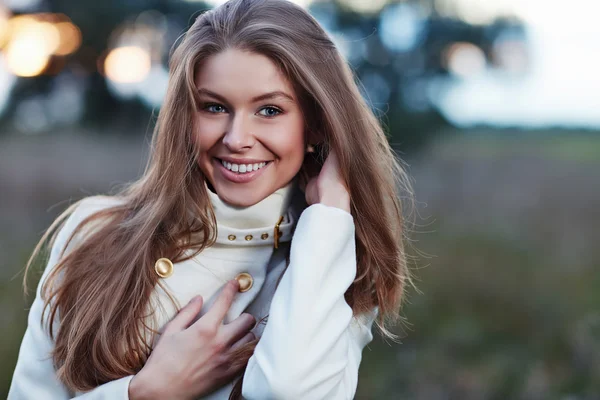 Young woman in autumn field portrait. — Stock Photo, Image