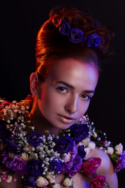 Mujer sensual con maquillaje artístico y flores — Foto de Stock