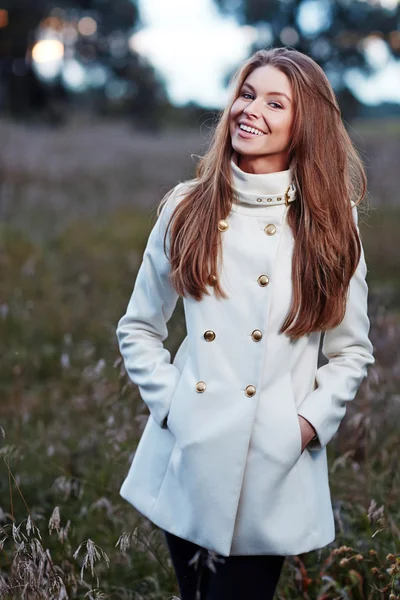 Mujer joven en otoño campo retrato . — Foto de Stock