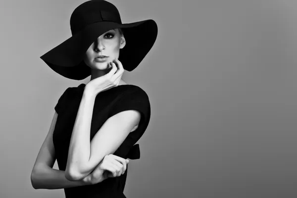 Zwart en wit portret van elegante vrouw Stockfoto
