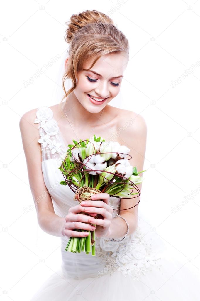 Bride portrait. Wedding dress. Wedding flowers