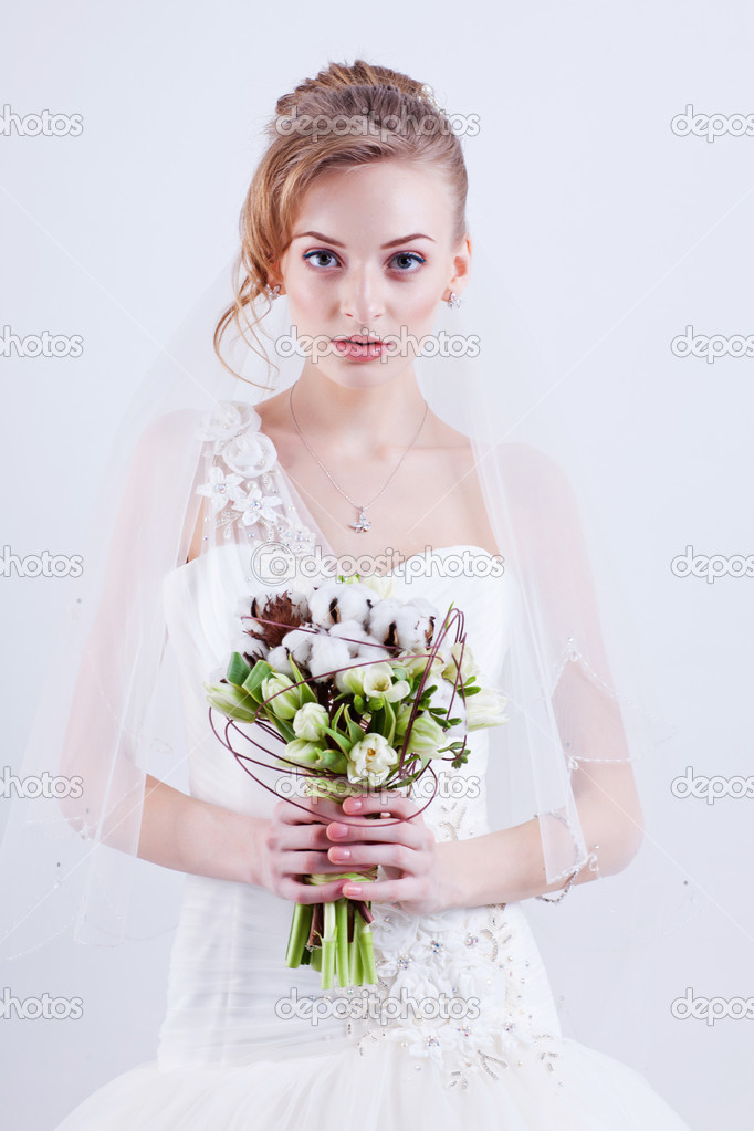 Bride portrait. Wedding dress. Wedding flowers