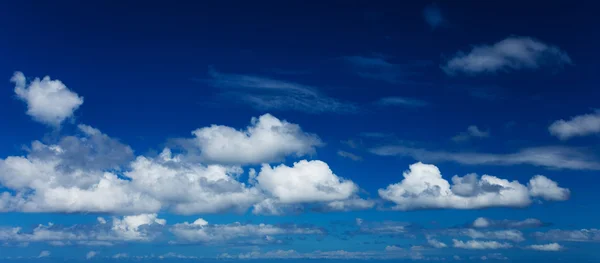 Lucht met wolken Rechtenvrije Stockfoto's