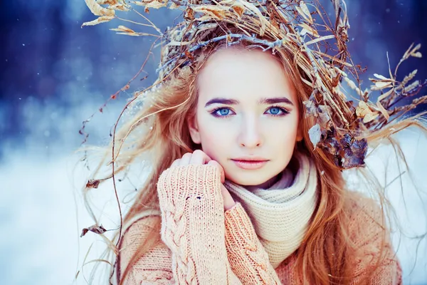 Młoda kobieta zima moda piękny portret. — Zdjęcie stockowe