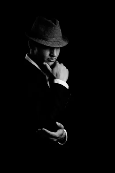 Ritratto basso di giovane gangster con cappello nell'oscurità . — Foto Stock