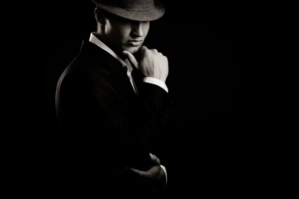 低的年轻歹徒戴着帽子在黑暗中的关键肖像. — 图库照片