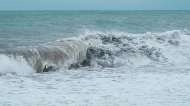 ゆっくりとした動きで海岸に巨大な海の波が力強く衝突し — ストック動画