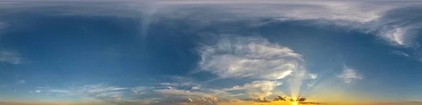 Hdri 360日落天空全景 白色美丽的云彩与天顶无缝投影 可用于3D图形或游戏开发 如天顶或编辑无人机拍摄以替换天空 — 图库照片