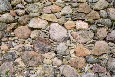Eski bir duvarın yüzeyi, yıkık dökük eski bir binanın devasa taşları.
