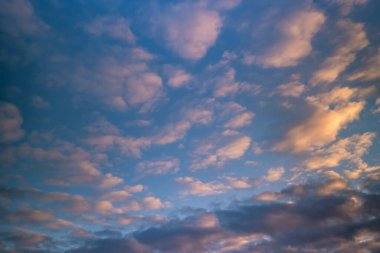 Büyük gece çizgili bulutlarıyla mavi gökyüzü arka planı. Gökyüzü değişimi için mavi gökyüzü panoraması kullanılabilir