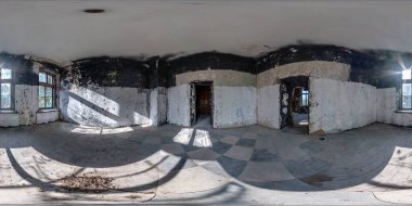 Terk edilmiş boş beton oda veya tam dikişsiz küresel 360 hdri panorama içinde eski bina eş dikdörtgen projeksiyon, hazır AR VR sanal gerçeklik içeriği
