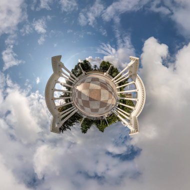 Küresel panoramanın küçük mavi gezegen dönüşümü 360 derece. Küresel soyut hava manzarası, kare üzerinde harika bulutları olan sütunlar. Uzayın eğriliği.