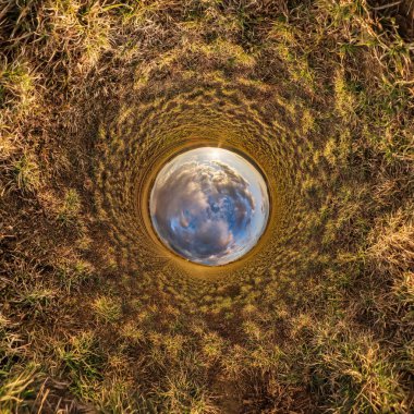 Mavi küre küçük gezegen çakıl yolu ya da alan arkaplanı içinde. 