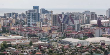  Ariel eski şehrin panoramik manzarası ve dağlardan denize bakan gökdelenler.