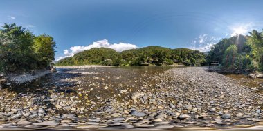 Hızlı bir dağ nehrinin taştan kıyısında eşit dikdörtgen şeklinde yansıtılan 360 hdri panorama. VR AR içeriği 