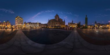 BATUMI, GEORGIA - SEPTEMBER 2021: tam pürüzsüz küresel gece manzarası şehrin merkez meydanında 360 derecelik açı manzarası, eşit dikdörtgen yansıtmalı kafede turist kalabalığı, VR AR içeriği