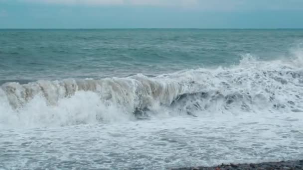 Enormes Olas Del Mar Estrellan Poderosamente Orilla Tormenta Cámara Lenta — Vídeos de Stock