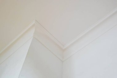 Köşe tavanının ayrıntıları. Karmaşık kartonpiyerlerle süslenmiş.. 