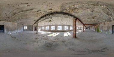 Terk edilmiş büyük boş bir odanın içinde depo, hangar ya da galeri gibi pencereleri eşit dikdörtgen projeksiyonlu 360 derecelik kusursuz küresel hdri panoraması. VR AR konsepti
