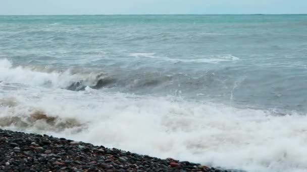 ゆっくりとした動きで海岸に巨大な海の波が力強く衝突し — ストック動画