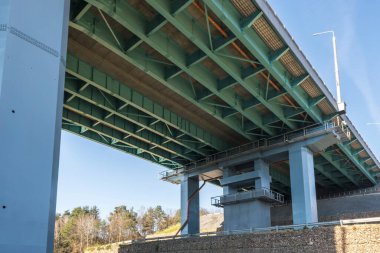 Nehir boyunca kocaman bir köprü var.