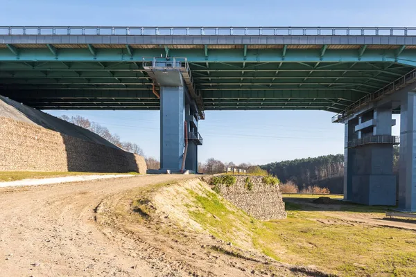 Riesige Autobrücke Über Den Breiten Fluss — Stockfoto