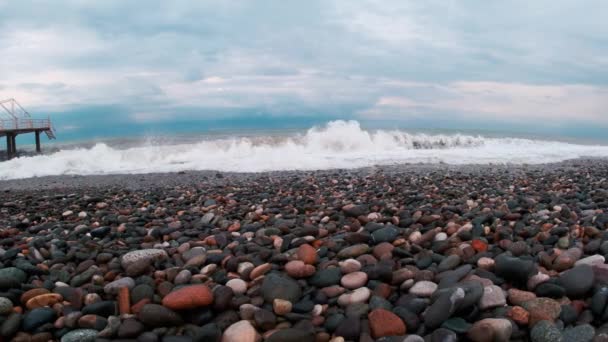 Enormes Olas Mar Estrellan Poderosamente Costa Piedra Tormenta Cámara Lenta — Vídeos de Stock