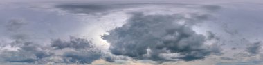 Fırtınadan önce karanlık ve güzel bulutlar olan mavi gökyüzü. 3D grafiklerde ya da oyun geliştirmede gökyüzü kubbesi olarak kullanılmak ya da insansız hava aracı görüntüsünü düzenlemek için 360 derecelik kusursuz hdri panorama görünümü ile doruk noktası