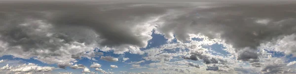 Błękitne Niebo Ciemnymi Pięknymi Chmurami Przed Burzą Bezproblemowa Panorama Hdri — Zdjęcie stockowe