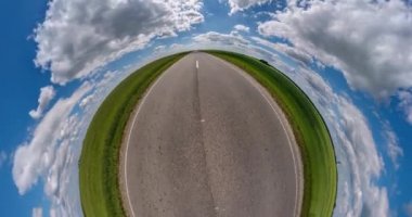 Dönüşümü ve uzayın eğriliği olan küçük bir gezegenin spiral döngüsü. Güneşli bir günde tarlalar arasında çakıllı yolda tam panorama döndürme, bükme ve döndürme soyut döndür.
