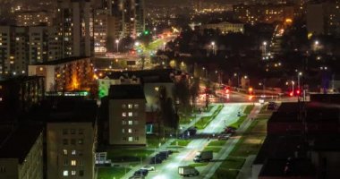 Gece yarısı, farları açık arabalarla çok katlı binaların pencerelerinde ışığın yanması gece otoyolda hızla ilerler. Büyük şehirde hayat. Işık serenadı ve trafiğe tepeden bakmak