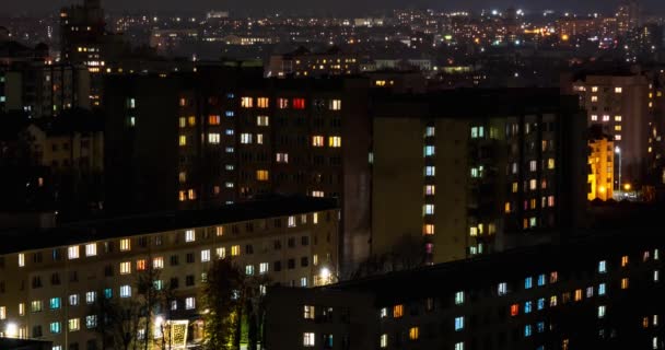 Caducidad Nocturna Luz Ventanas Edificios Varios Pisos Barrio Residencial Gran — Vídeos de Stock
