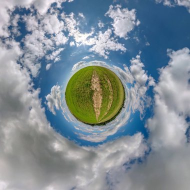 Mavi gökyüzünde güzel bulutları olan küçük yeşil bir gezegen. Küresel panoramanın 360 derece dönüşümü. Küresel soyut hava görüntüsü. Uzayın eğriliği.