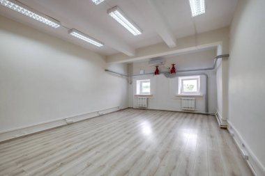 Onarımlı ve mobilyasız boş beyaz oda. Ofis ya da depo için oda