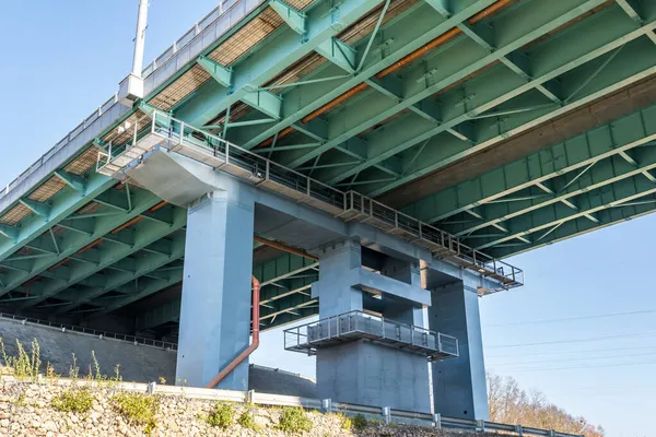 Enorme Puente Coches Través Del Ancho Río —  Fotos de Stock